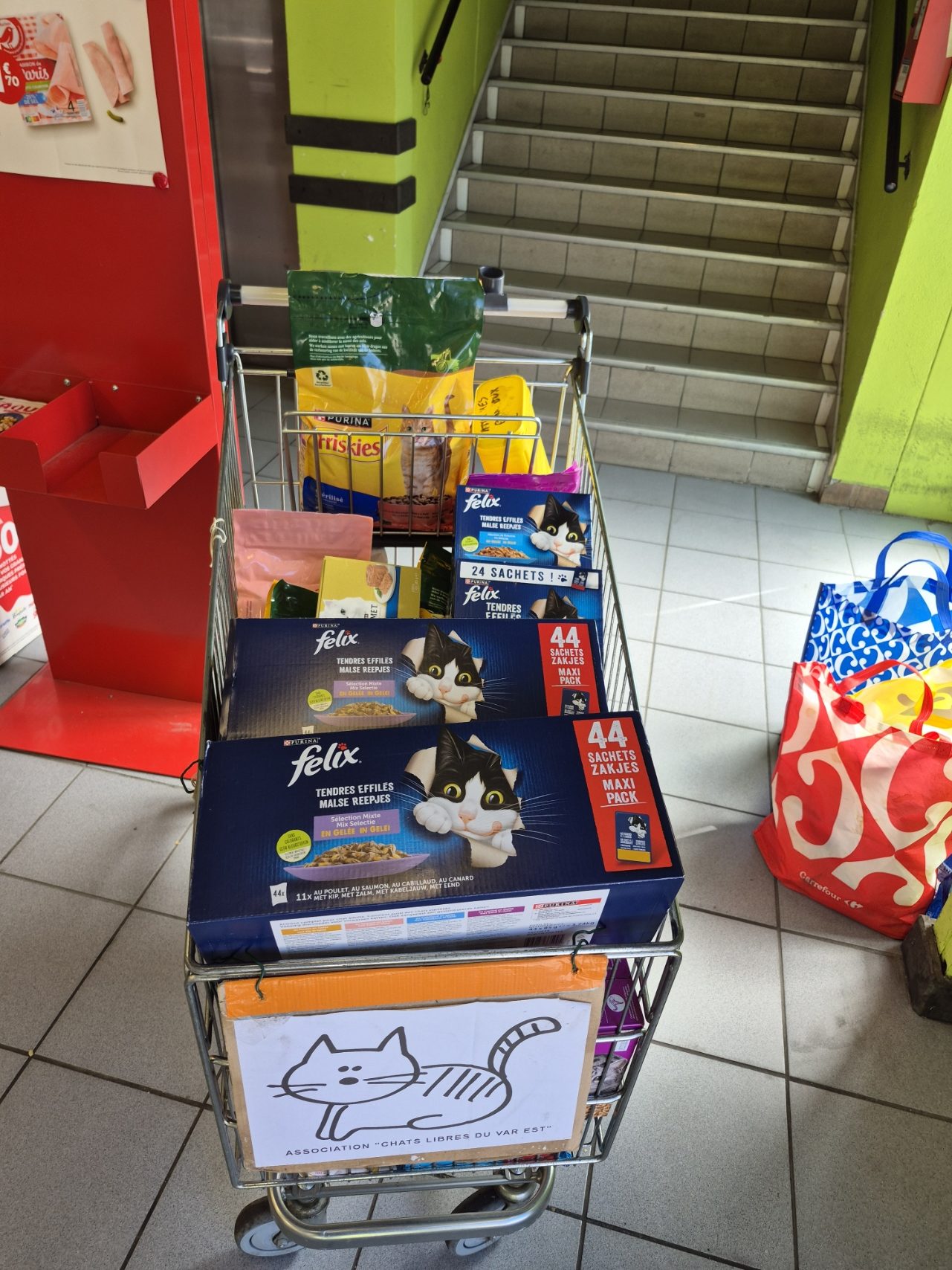 Collecte Alimentaire au magasin AUCHAN , Tassigny, Frèjus, pour les chats libres du Var Est le samedi 9 mai de 9h à 19 et le dimanche 10 mai de 9h à 12h. Venez nombreux pour alimenter nos amis à 4 pattes. Privilégiez les terrines aux croquettes si vous le pouvez. Merci pour eux
